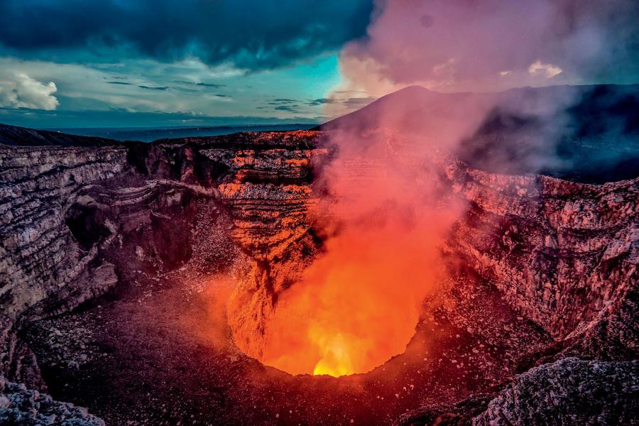 Tryskający lawą wulkan Masaya (635 m n.p.m.) w Nikaragui. Indianie ­otaczali go kultem, a Hiszpanie nazwali Wrotami Piekieł.