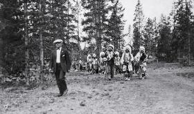 Z terenów Parku Yellowstone tubylców wysiedlono, ale w XX w. zaczęto ich zapraszać na oficjalne otwarcia sezonu turystycznego.