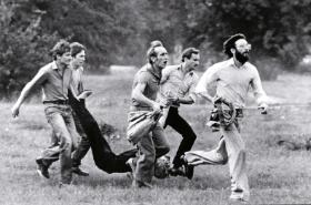 W manifestacji w Lubinie 31 sierpnia 1982 r. zginęły trzy osoby, a 11 zostało rannych. Na fot. niesiony przez kolegów śmiertelnie ranny Michał Adamowicz.