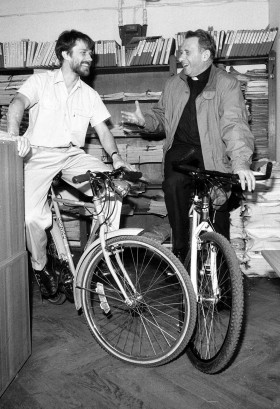 Roman Graczyk w redakcji 'Tygodnika Powszechnego' z księdzem Józefem Tischnerem, koniec lat 80.