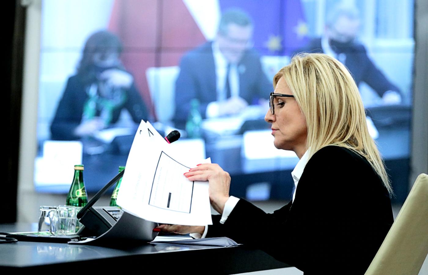 Niezależna prokuratorka Ewa Wrzosek zeznaje przed senacką komisją badającą sprawę inwigilowania obywateli przez władzę.