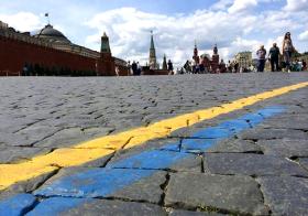 Plac Czerwony w Moskwie na dwa dni przed ukraińskim Dniem Flagi. Pod opublikowanym w internecie zdjęciem widniał jedynie krótki podpis: „To dopiero początek”.