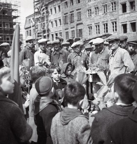 1954 r., spotkanie dzieci z przodownikami pracy na Rynku Starego Miasta w Warszawie.