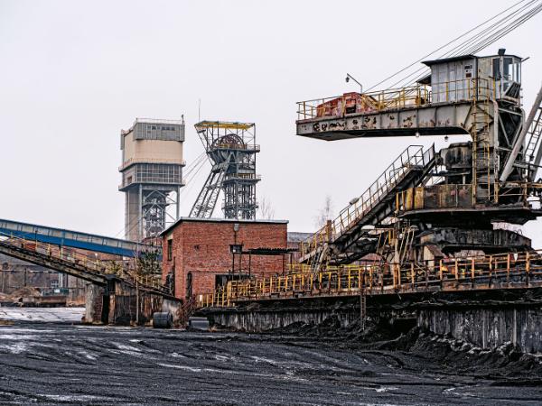Teren kopalni Wujek. Czerwony budynek w tle jest częścią nieczynnego już oddziału przeróbki węgla.