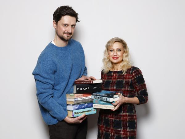 Filip Kosior wywiad: sekrety pracy lektora audiobooków, AI i książkowe polecajki | Tygodnik Polityka