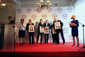 Ludwik Dorn i Robert Biedroń pogratulowali sobie już na scenie.