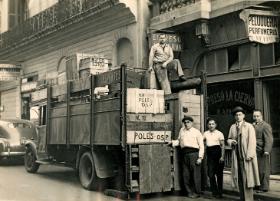 Członkowie Komitetu Niesienia Pomocy Ofiarom Wojny z darami dla Polaków walczących na frontach II wojny światowej, Buenos Aires, Argentyna, lata 40.