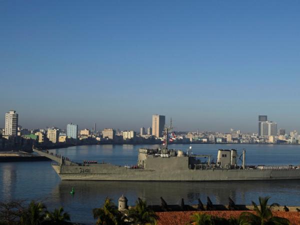 Na Kubę docierają tylko transporty humanitarne z Meksyku. To efekt blokady nałożonej na wyspę przez USA. Na zdjęciu port w Hawanie, 27 lutego 2026 r.