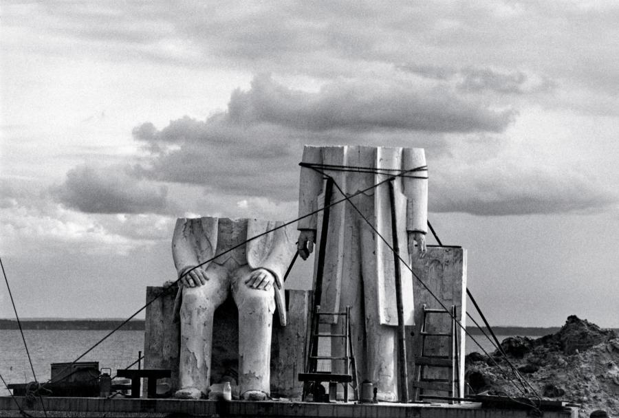 Sibylle Bergemann „Gummlin”, fotografia z cyklu: Pomnik, 1984 r.