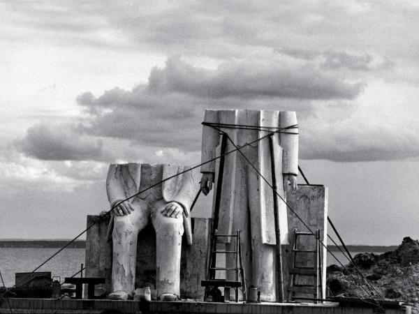 Sibylle Bergemann „Gummlin”, fotografia z cyklu: Pomnik, 1984 r.