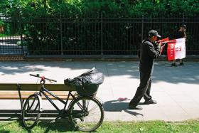 Choroągiewkowy zaopatruje demonstracje od lewej do prawej w akcesoria.