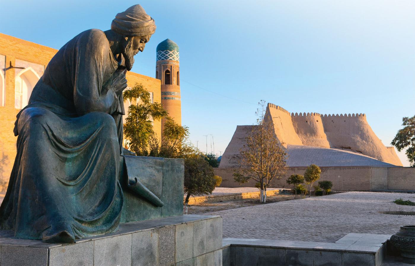 Pomnik Muhammada al-Chorezmiego (780–850), matematyka, geografa i astronoma, Chiwa (ob. Uzbekistan).