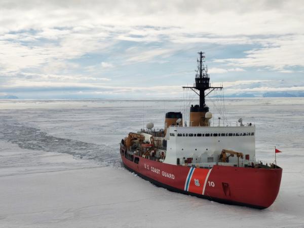 Straż Przybrzeżna USA dysponuje ledwie jednym ciężkim lodołamaczem „Polar Star”. Bliźniacza jednostka pozostaje niesprawna od 2010 r.