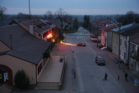 Deskorolki nadają tempo wieczornemu ruchwi ulicznemu.