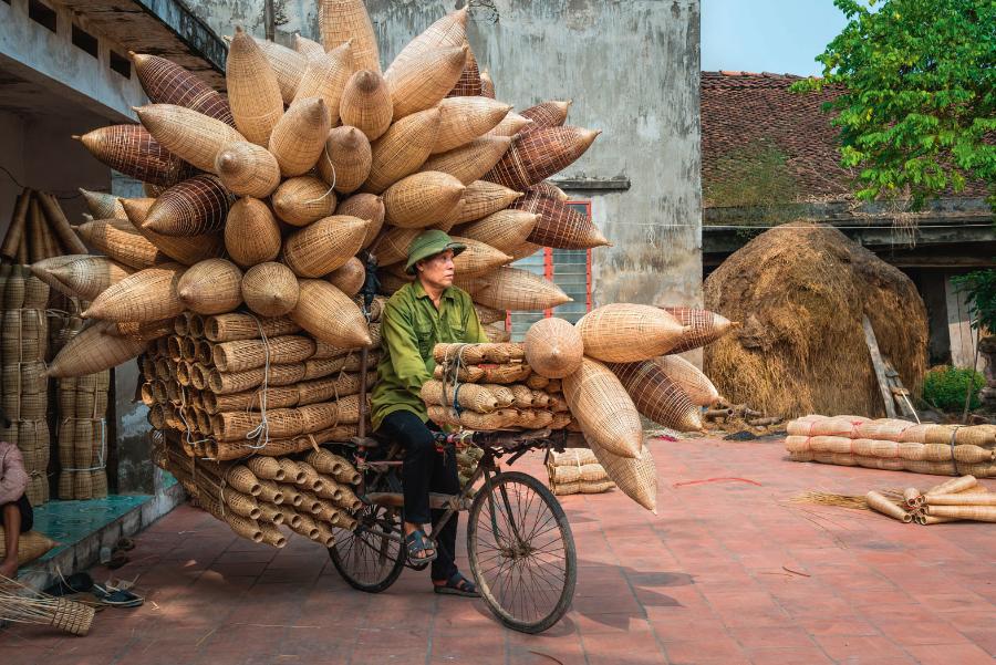 Kram objazdowy z wykonanymi z bambusa pułapkami na ryby, wioska Thu Sy, Wietnam.