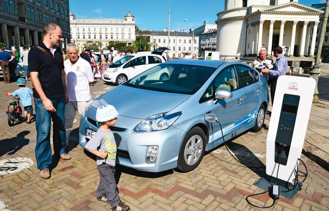 Warszawa, wystawa samochodów elektrycznych przed Ministerstwem Gospodarki.