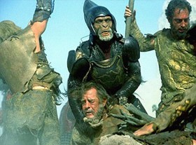 'Planeta małp', 2001. Przez lata 90. reżyserował dla Hollywood filmy w kostiumie fantastycznym lub mrocznym. Różne w charakterze, ale mają wspólną cechę – pamiętamy je tylko wtedy, gdy zaglądamy do filmografii…