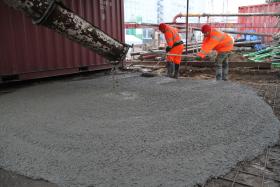 Umacnianie placu na budowie stacji Rondo Daszyńskiego.