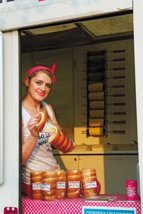 Joanna Orzechowska ze swoimi barobusowymi ciastami.