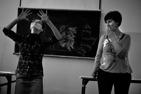 Kurs Polskiego Języka Migowego na Uniwersytecie Łódzkim prowadzi Olga Romanowska (z prawej) . Studenci, będą jednymi z pierwszych słyszących nauczycieli w Polsce, którzy do niesłyszących dzieci zamigają w zrozumiałym dla nich języku.