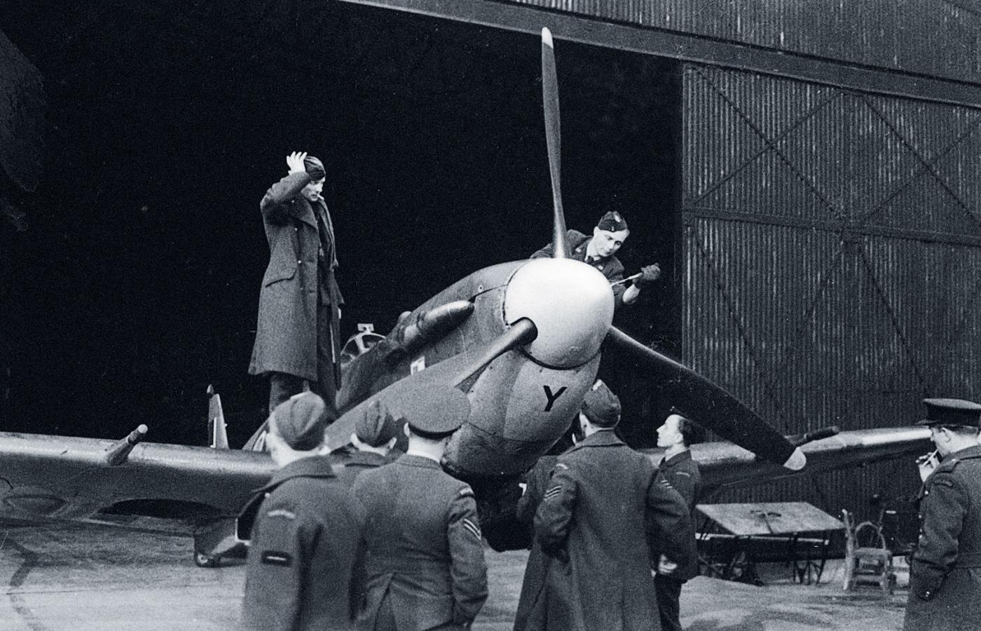 Mechanicy 316. dywizjonu myśliwskiego obok spitfire'a przed hangarem, Hutton Cranswick, 23 lutego 1943