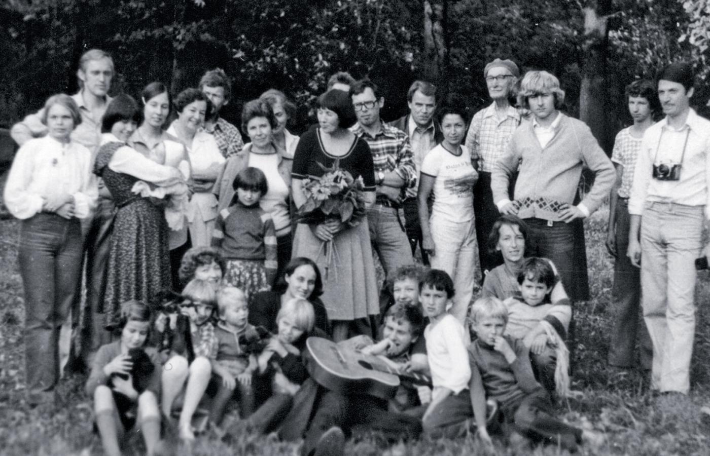 1979 r., zjazd rodzinny w Kornelówce (w środku z kwiatami Jadwiga – mama premiera, w berecie – jej ojciec, na dole w białej koszulce – Mateusz)
