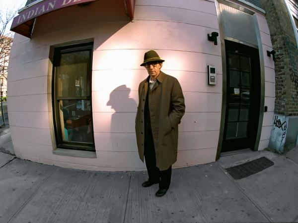 Trudno ocenić, kiedy Allen jest szczery, a kiedy na potrzeby autobiografii tworzy personę pozlepianą z fragmentów własnej osobowości i publicznego wizerunku.