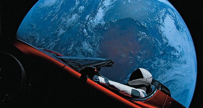 Samochód Tesla Roadster z ubranym w skafander manekinem za kierownicą krąży po orbicie wokółsłonecznej i ma dotrzeć do pasa asteroidów pomiędzy Marsem a Jowiszem.