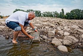 Jonny Daniels, potomek Żydów z Dobrzynia nad Wisłą. Rozpoczął Projekt Matzeva, by umarłym przywracać należną im pamięć, a żyjącym ślady ich rodzinnej przeszłości.