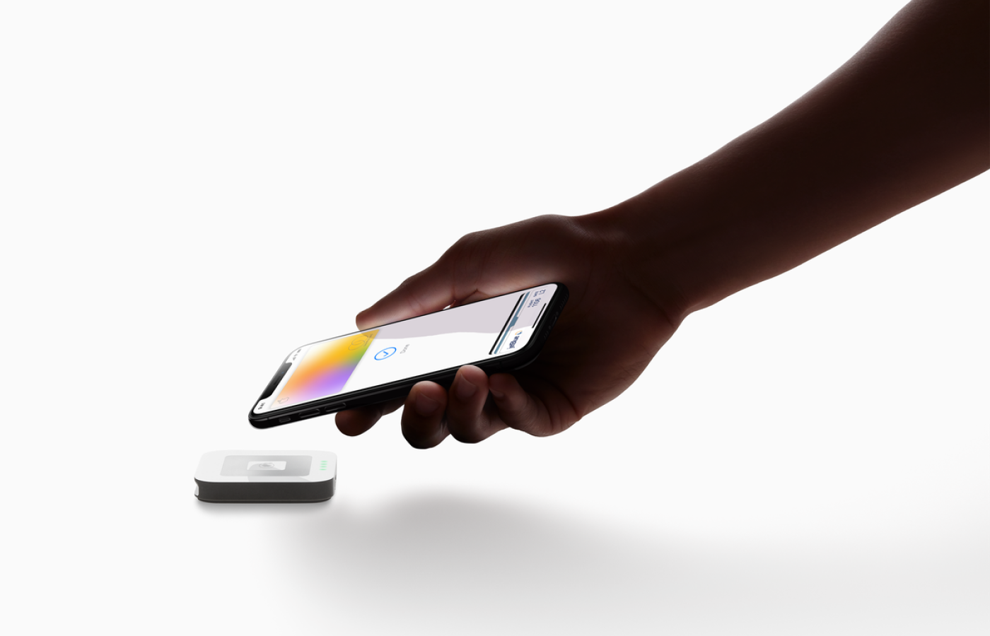 Kartę otrzymuje się w kopercie i aktywuje za pomocą NFC, przykładając do iPhone’a.
