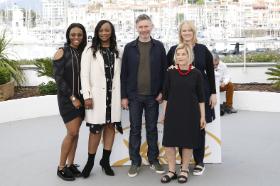 Reżyser Kevin Macdonald wraz z ekipą pracującą przy dokumencie o Whitney Houston, Cannes, maj 2017 r.