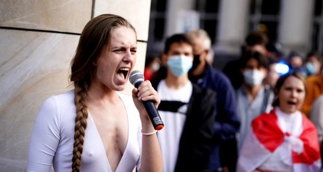 Aktywistka i performerka Jana Shostak podczas demonstracji przed siedzibą przedstawicielstwa Komisji Europejskiej w Warszawie. 24 maja 2021 r.