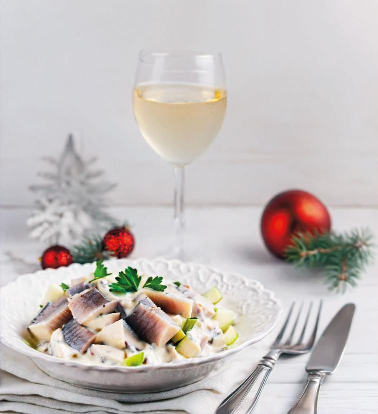 Klasyczny śledź w oleju albo w śmietanie z jabłkiem i cebulką wymaga koniecznie wina białego.