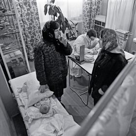 Lekarz wiejski Marian Bobrowski podczas przyjęć pacjentów, Machocice, 1973 r.