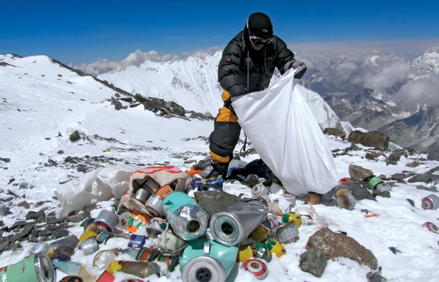 Na Mount Evereście zalega już blisko 100 ton głównie plastikowych odpadków.