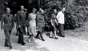Spacer po parku w Sztynorcie, Lehndorffowie i Ribbentrop ze swoją świtą.