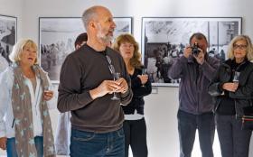 Birger Amundsen, autor fotografii, podczas wernisażu. Pierwsza z lewej: Evy, żona Jana Erlinga.