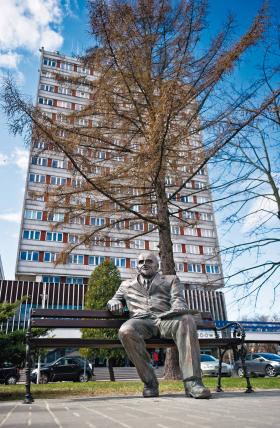 Ławeczka prof. Henryka Raabego na terenie UMCS w Lublinie.