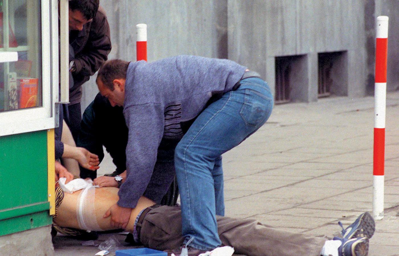 Złodziej samochodów zastrzelony w centrum Warszawy 7 stycznia 2000 r.