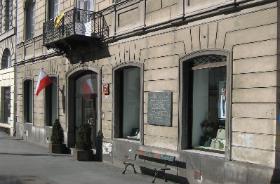 Warszawska kamienica na Nowym Świecie, gdzie  mieściła się kawiarnia „Pod Pikadorem”.