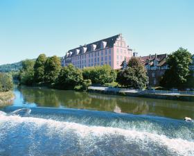 Szlak rowerowy wzdłuż Wezery (na zdjęciu pałac dynastii Welfów). Trasa rozpoczyna się w Hann. Münden i biegnie po obu stronach rzeki Wezery. Weserbergland to region dla miłośników architektury i historii: na trasie znajduje się wiele zabytków (np. ratusz z pomnikiem Rolanda w Bremie), pałaców i zamków (pałac dynastii Welfów).Polecany szczególnie początkującym rowerzystom i rodzinom z dziećmi.