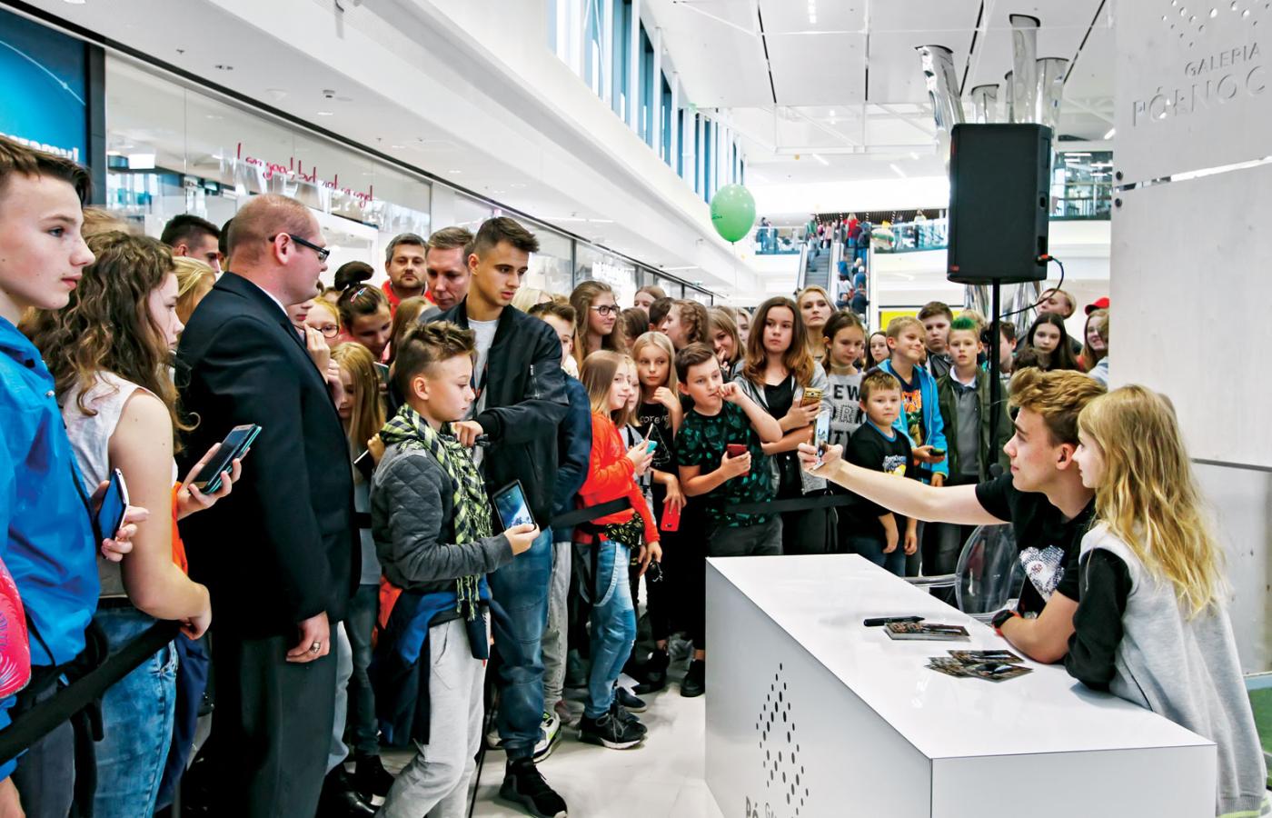 Otwarcie Galerii Północnej w Warszawie uświetniali swoja obecnością youtuberzy, ściągając setki młodocianych fanów. Na fot. Blowek w trakcie sesji selfie.