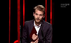 Magnus Von Horn, odbierając nagrodę w ubiegłym roku Paszport w kategorii film, dziękował m.in. Polsce. „Dziękuję, bo jestem imigrantem. Żyję tutaj od 10 lat, mogę pracować, mam także gdzie mieszkać i płacę podatki. I chciałabym, żeby inni imigranci też mogli robić podobne rzeczy w Polsce”. Wystąpienie reżysera było o tyle znaczące, że to na styczeń 2016 roku przypadł szczyt kryzysu uchodźczego, a nowo wybrany rząd PiS zapowiadała, że Polska nie otworzy dla imigrantów swoich granic.