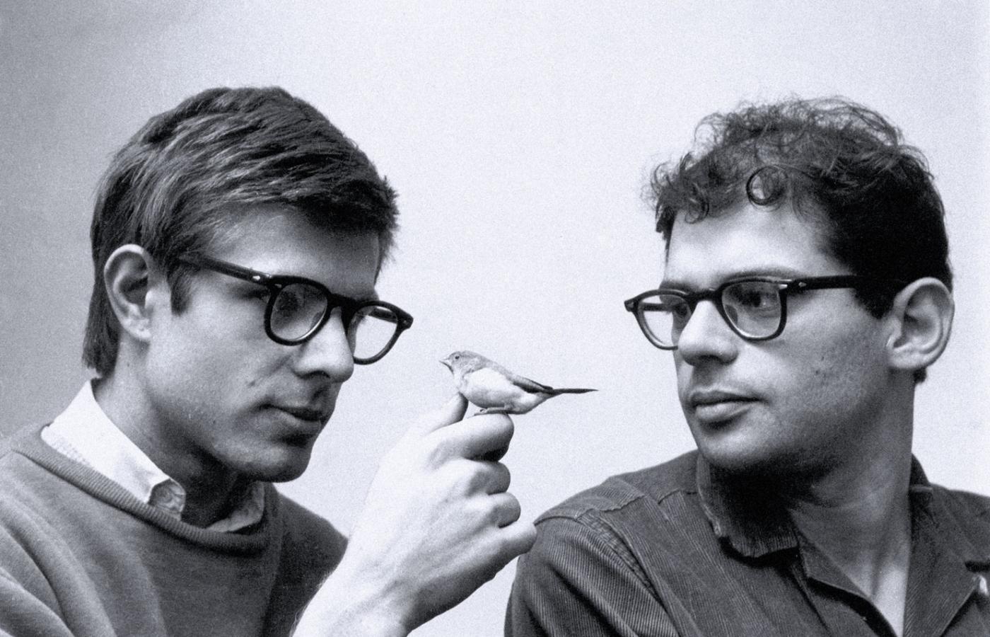 Wieloletni partner poety Peter Orlovsky (z lewej) i 30-letni Allen Ginsberg w 1956 r.