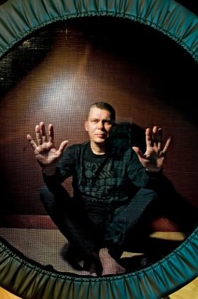 „Zazdroszczę malarzom, których dzieło jest materialne, żyje niezależnie od nich. Estradowiec skazany jest na piękne, ale niestabilne teraz”.