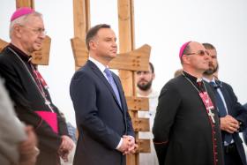 „Za zbyt bliski sojusz władzy kościelnej i świeckiej przyjdzie zapłacić Kościołowi instytucjonalnemu. Kościół jest w tej chwili bardziej nielubiany niż politycy”.