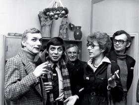 Janina Paradowska z kolegami z „Kuriera Polskiego”, 1981 r.