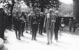 Prezydent RP Ignacy Mościcki zwiedza Fundację Smogulecką, maj 1929 r. Za nim, po prawej, hr. Hutten-Czapski.
