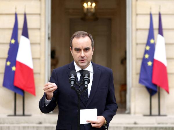 Premier Francji Sébastien Lecornu podał się do dymisji.