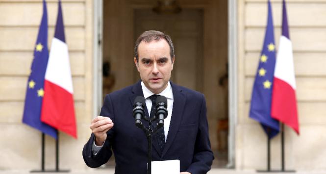 Premier Francji Sébastien Lecornu podał się do dymisji.